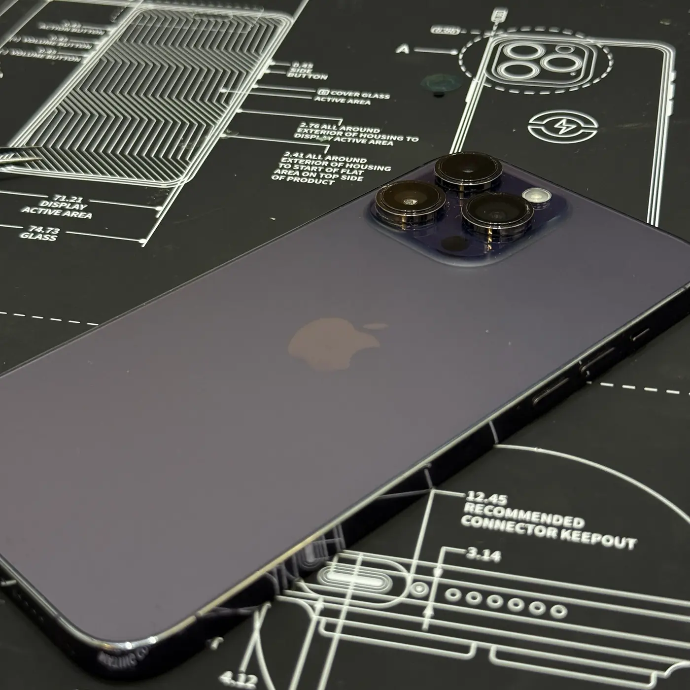 iPhone 14 Pro Max roxo após a troca da tampa traseira
