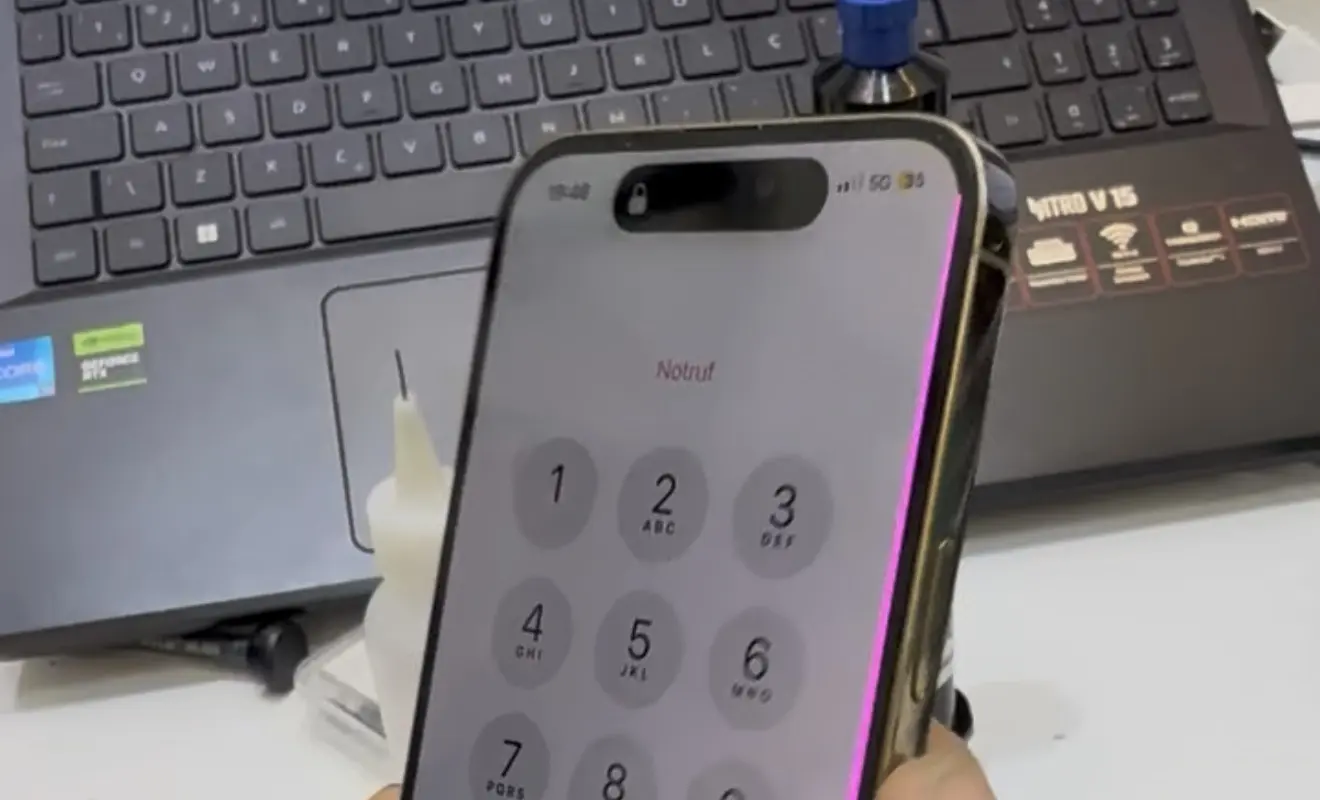 Tela de iPhone com faixa rosa, antes da substituição